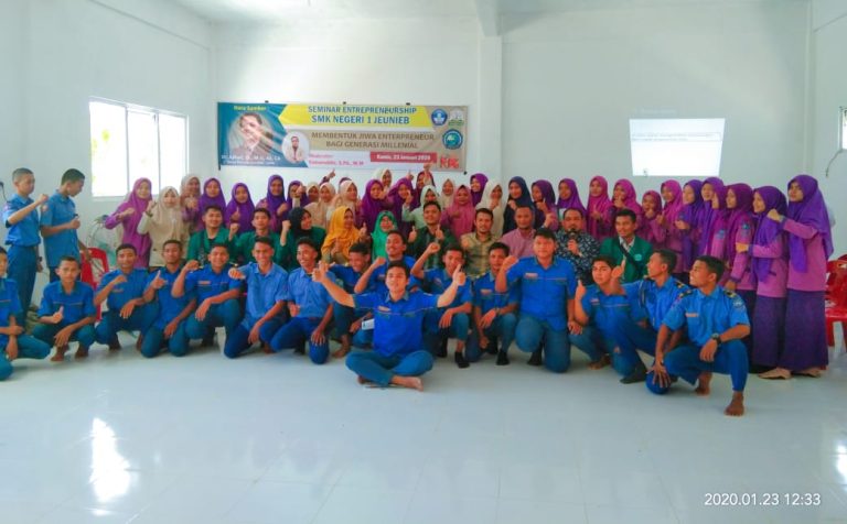 UNIKI Membangun Jiwa Wirausaha di kalangan Siswa SMKN1 Jeunieb