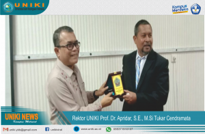 Rektor UNIKI Prof.Dr. Apridar, SE.,MSi Menyerahkan Cendramata