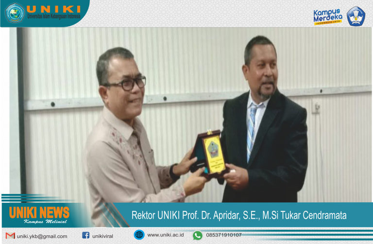 Rektor UNIKI Prof.Dr. Apridar, SE.,MSi Menyerahkan Cendramata