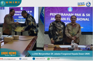 Kepala LLDIKTI XIII Menyerahkan SK Kepada Dosen UNIKI
