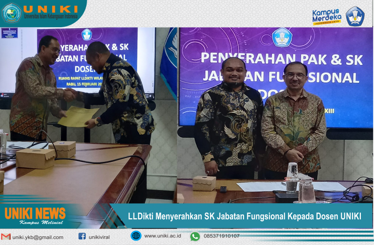 Kepala LLDIKTI XIII Menyerahkan SK Kepada Dosen UNIKI