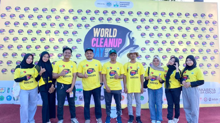 Mahasiswa UNIKI Bireuen Ikut World Cleanup Day, Galang Aksi Bersih Pantai Kuala Raja