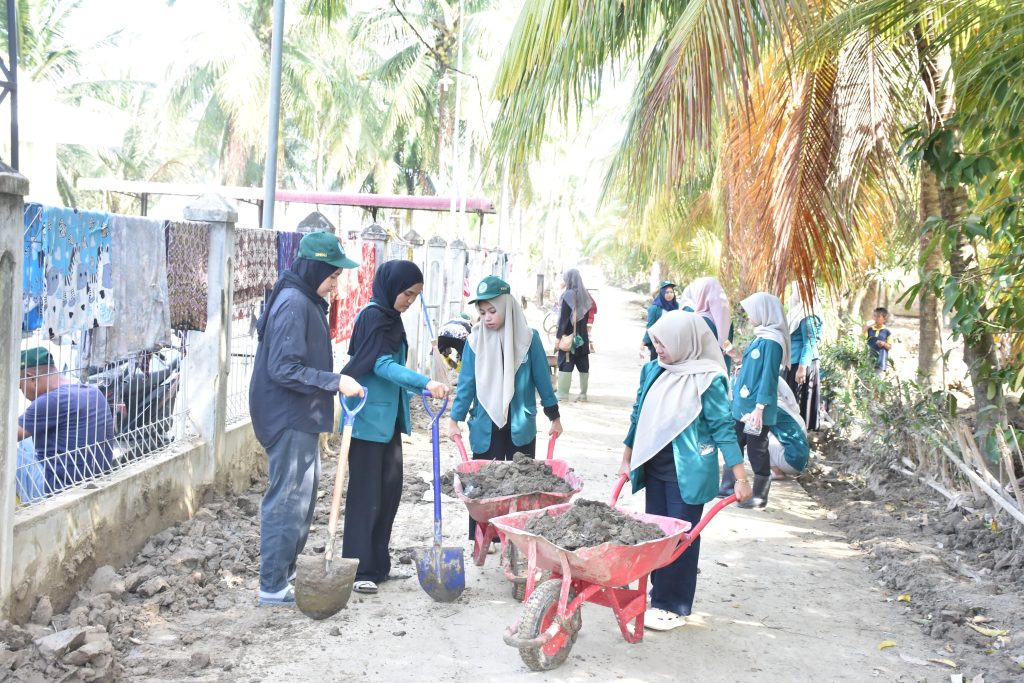 Hari ke-8 KKM, Mahasiswa dan Dosen UNIKI Terjang Lumpur di Ujong Blang: Bantu Warga Pulihkan Desa Pascabanjir Bandang