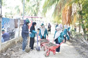Hari ke-8 KKM, Mahasiswa dan Dosen UNIKI Terjang Lumpur di Ujong Blang: Bantu Warga Pulihkan Desa Pascabanjir Bandang