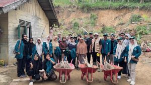 75 Mahasiswa KKM UNIKI Bantu Bersihkan Lumpur Sisa Banjir di Peudada, Fasilitas Umum Mulai Dipulihkan