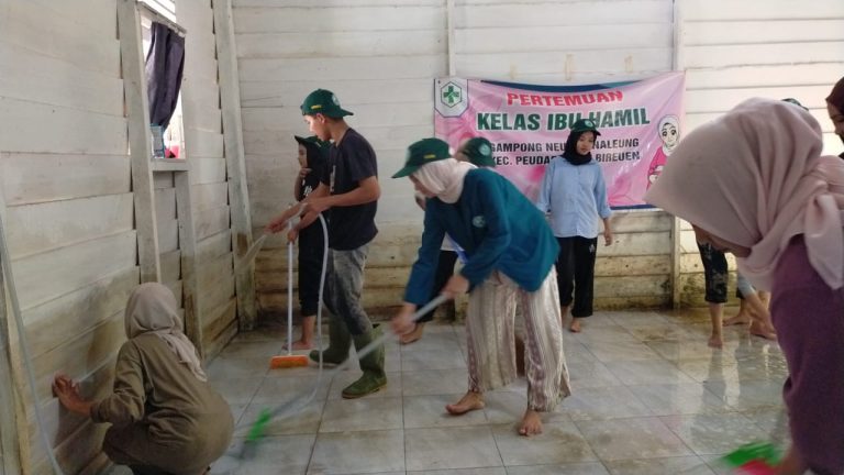 Mahasiswa KKM Tematik UNIKI Bersihkan Fasilitas Umum di Kutablang dan Peudada