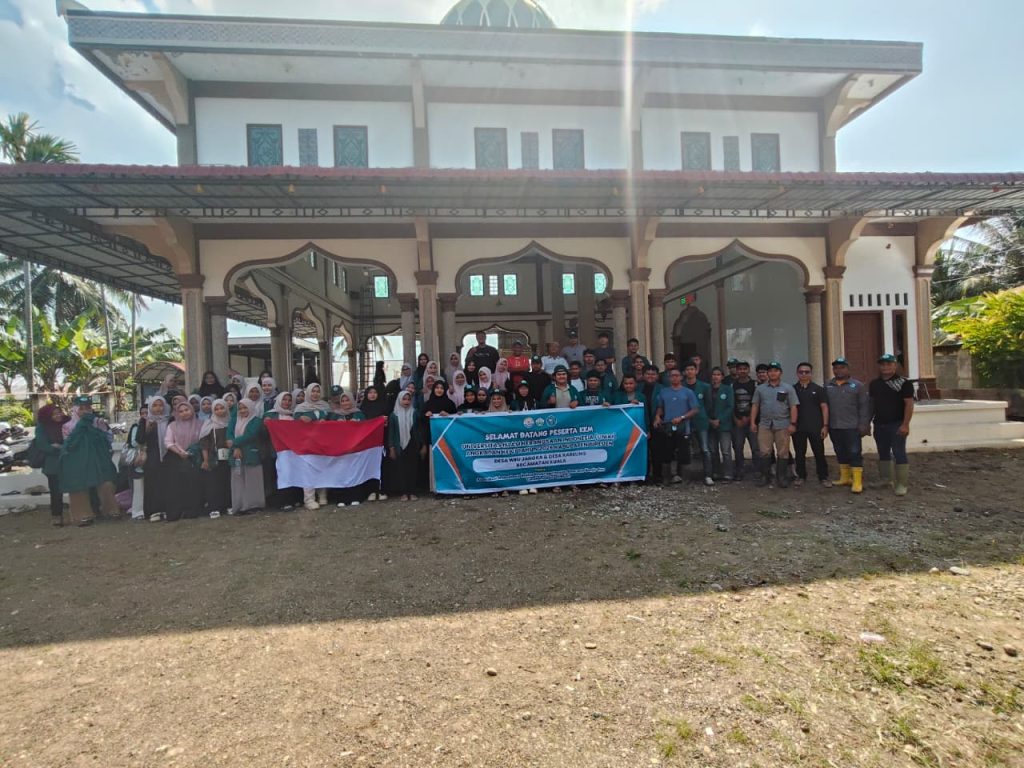 Peserta KKM Uniki bersihkan Fasum Desa Leubok Naleung dan desa Puloe Peudada