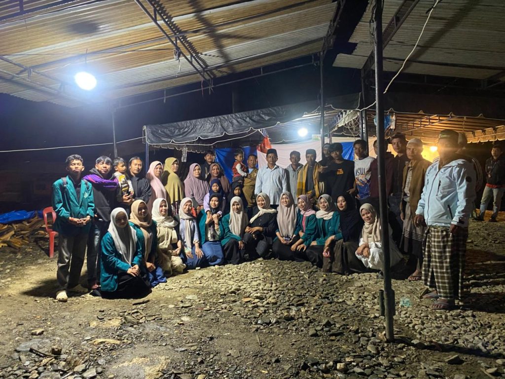 Foto Bersama dengan Warga Terdampak Bencana